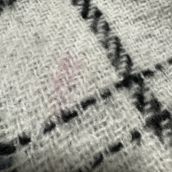 Banana Republic Plaid Knit Scarf in white  and Black - Picture 6 of 9